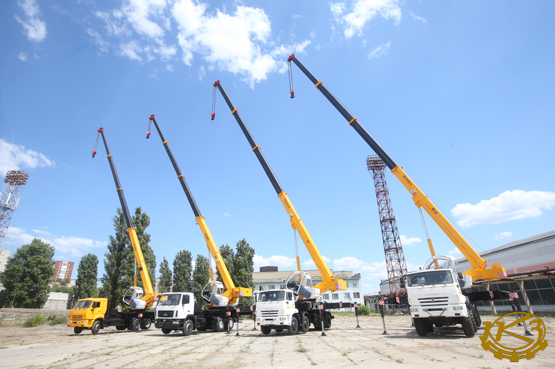 Завод кранов камышин. Камышинский автокран 25 тонн. Камышинский крановый завод краны. Камышин 40 тонн автокран. Камышинский завод автокранов.